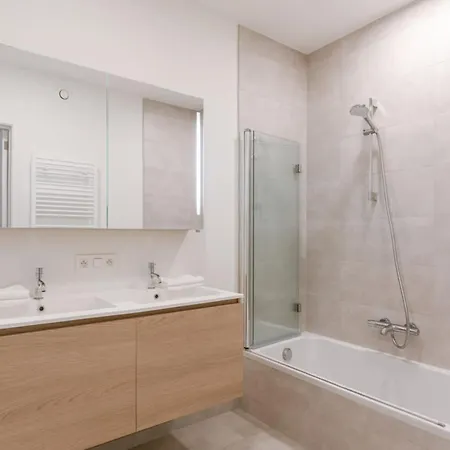 Modern In The Iconic Ensor Tower *