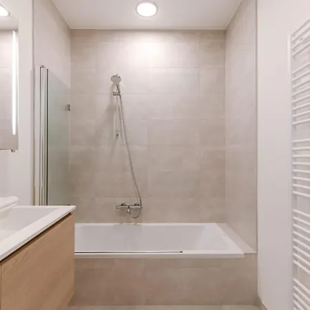 Modern In The Iconic Ensor Tower Apartment