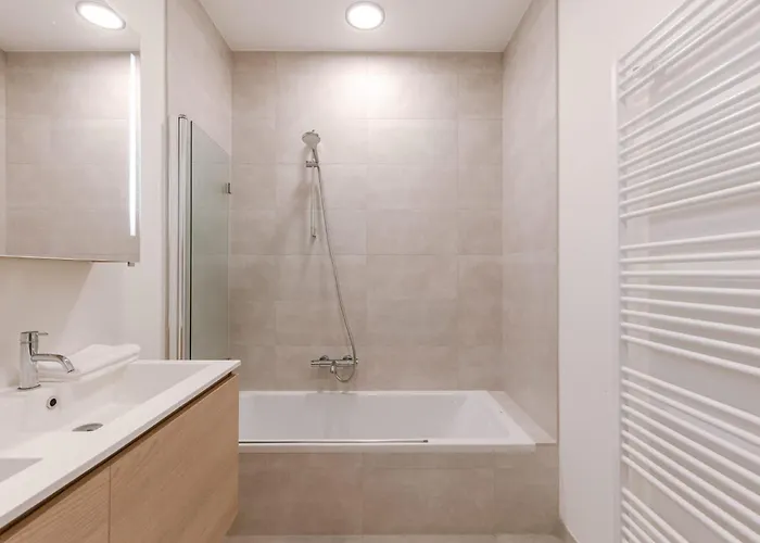 Modern In The Iconic Ensor Tower Apartament